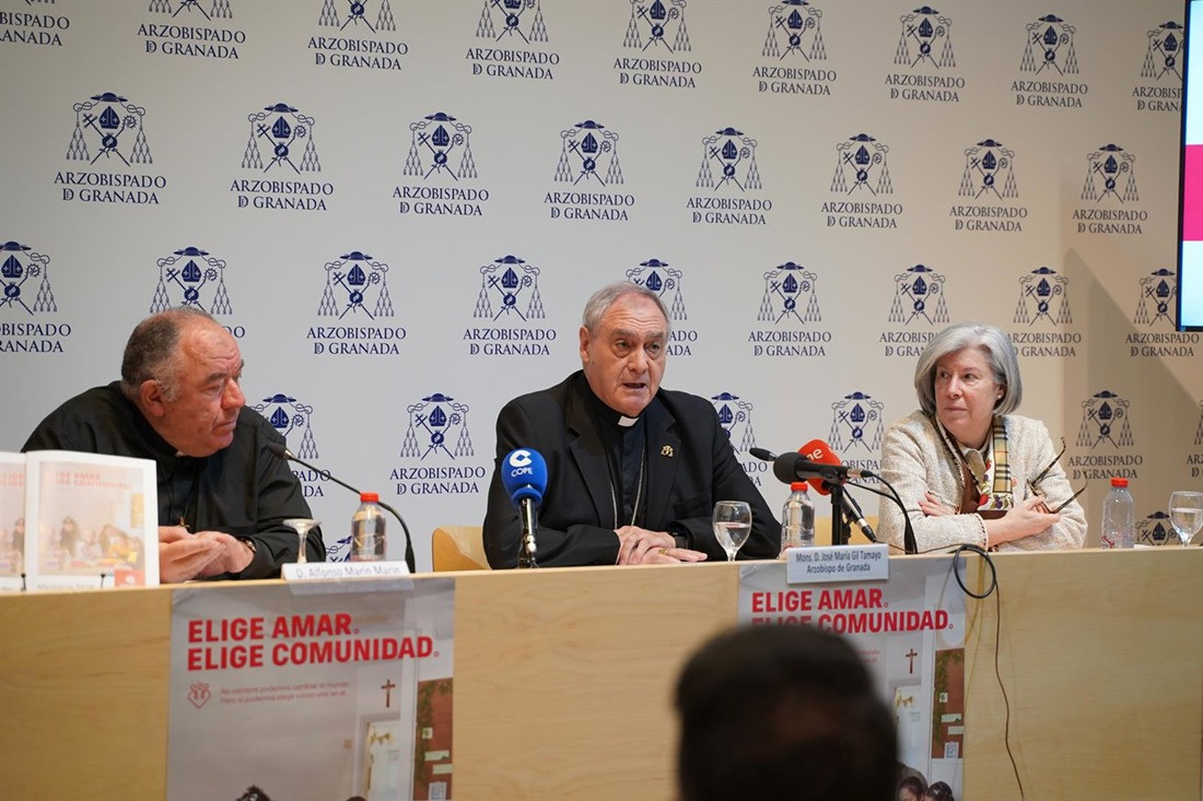 El arzobispo de Granada, Jose María Gil Tamayo; el delegado episcopal de Cáritas Granada, Alfonso Marín; y la directora de Cáritas Granada, Luisa María maeso (ARZOBISPADO DE GRANADA)