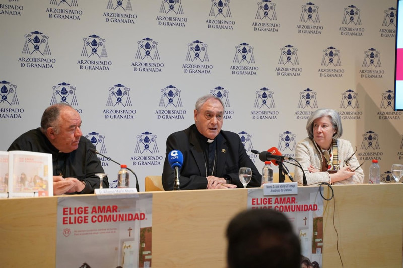 El arzobispo de Granada, Jose María Gil Tamayo; el delegado episcopal de Cáritas Granada, Alfonso Marín; y la directora de Cáritas Granada, Luisa María maeso (ARZOBISPADO DE GRANADA) El arzobispo de Granada, Jose María Gil Tamayo; el delegado episcopal de Cáritas Granada, Alfonso Marín; y la directora de Cáritas Granada, Luisa María maeso (ARZOBISPADO DE GRANADA)