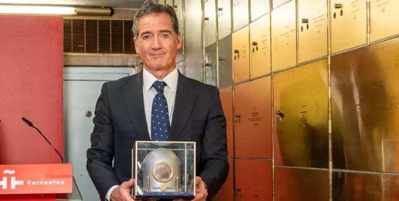 El director de la Escuela de Ingenieros Aeronáuticos, Gustavo Alonso, con la escafandra diseñada por el granadino Emilio Herrera (INSTITUTO CERVANTES) El director de la Escuela de Ingenieros Aeronáuticos, Gustavo Alonso, con la escafandra diseñada por el granadino Emilio Herrera (INSTITUTO CERVANTES)