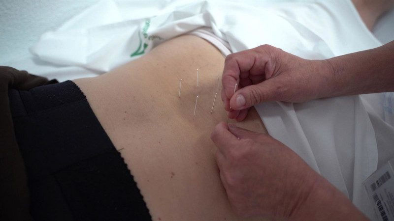 Aplican acupuntura a un paciente en el Hospital Virgen de las Nieves de Granada (JUNTA DE ANDALUCÍA) Aplican acupuntura a un paciente en el Hospital Virgen de las Nieves de Granada (JUNTA DE ANDALUCÍA)