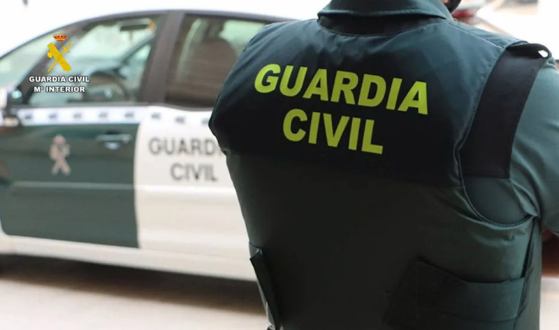 agente de la Guardia Civil junto a un vehículo oficial (GUARDIA CIVIL) agente de la Guardia Civil junto a un vehículo oficial (GUARDIA CIVIL)