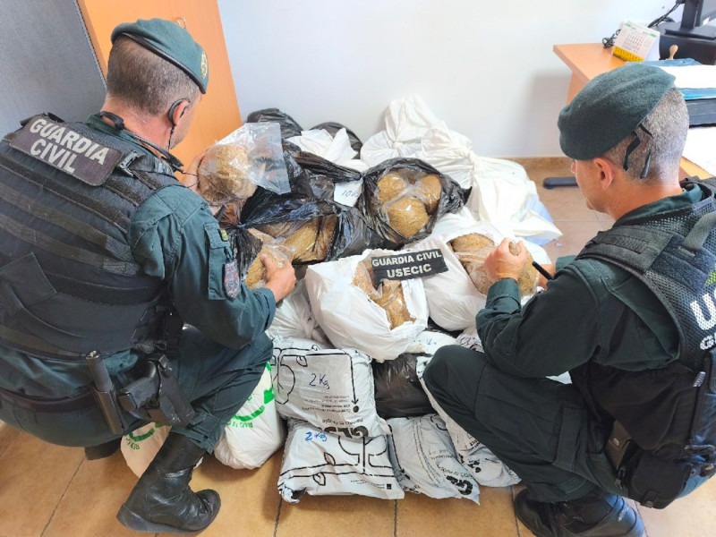 La Guardia Civil ha puesto a disposición judicial a una mujer de 47 años como presunta autora de un delito de contrabando de tabaco cuando circulaba por la localidad de Iznalloz (Granada) y fue interceptada con 156 kilos de este material (GUARDIA CIVIL) La Guardia Civil ha puesto a disposición judicial a una mujer de 47 años como presunta autora de un delito de contrabando de tabaco cuando circulaba por la localidad de Iznalloz (Granada) y fue interceptada con 156 kilos de este material (GUARDIA CIVIL)