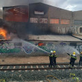 Imagen cedida por Protección Civil de Peligros (Granada) en la que se puede ver a los bomberos trabajando en las tareas de extinción del incendio declarado en una nave industrial de la localidad (PROTECCIÓN CIVIL)PELIGROS
