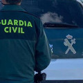 Un agente de la Guardia Civil junto a un vehículo oficial (GUARDIA CIVIL)