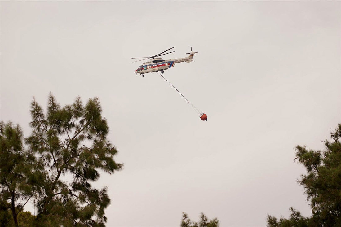 Un helicóptero del Infoca (ÁLEX ZEA - EUROPA PRESS)