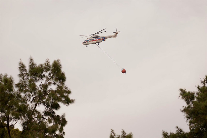 Un helicóptero del Infoca (ÁLEX ZEA - EUROPA PRESS) Un helicóptero del Infoca (ÁLEX ZEA - EUROPA PRESS)