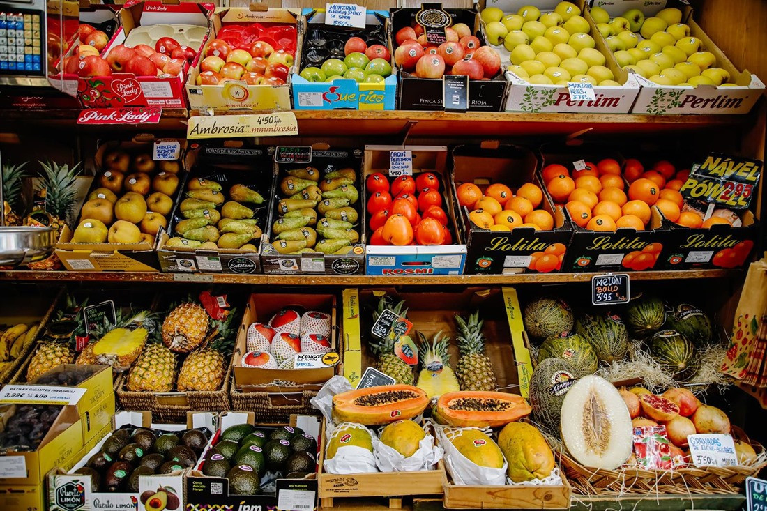 Piezas de frutas y hortalizas en una frutería (CARLOS LUJÁN / EUROPA PRESS)