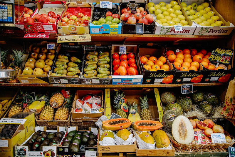 Piezas de frutas y hortalizas en una frutería (CARLOS LUJÁN / EUROPA PRESS)