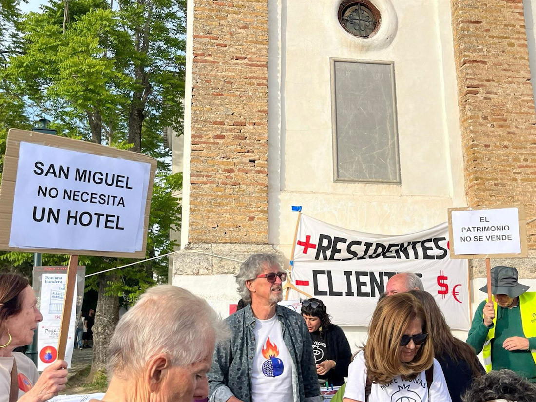 Imagen de una protesta en contra de la subasta del antiguo CIMI de San Miguel Alto, en Granada capital, proceso de enajenación que ha quedado desierto al no presentarse ninguna oferta (ALBAYZÍN HABITABLE)