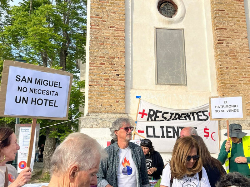 Imagen de una protesta en contra de la subasta del antiguo CIMI de San Miguel Alto, en Granada capital, proceso de enajenación que ha quedado desierto al no presentarse ninguna oferta (ALBAYZÍN HABITABLE) Imagen de una protesta en contra de la subasta del antiguo CIMI de San Miguel Alto, en Granada capital, proceso de enajenación que ha quedado desierto al no presentarse ninguna oferta (ALBAYZÍN HABITABLE)