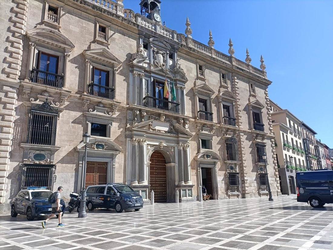 Furgones policiales con motivo del juicio por el crimen de Atarfe (EUROPA PRESS)