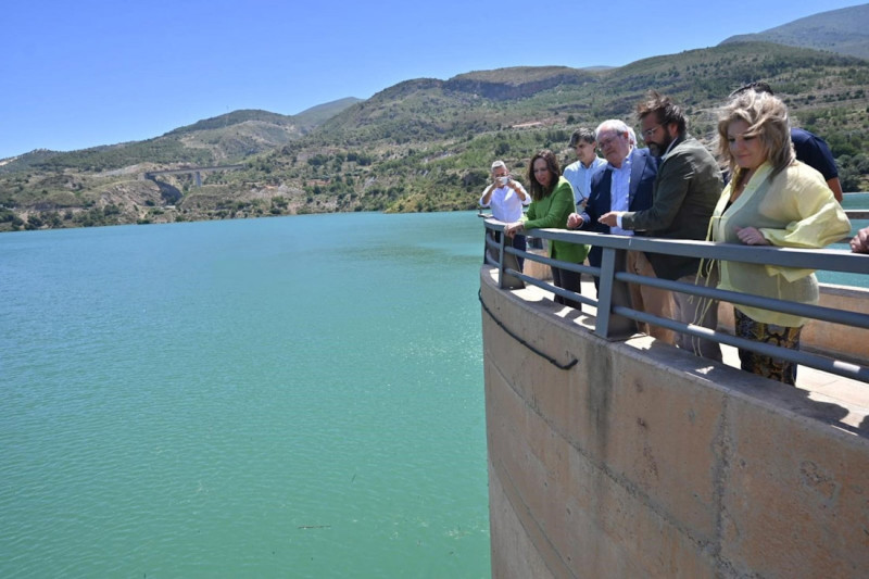 Labores de desembalse por aliviadero en la presa de Rules con la presencia de la consejera de Fomento, Rocío Díaz (JUNTA DE ANDALUCÍA) Labores de desembalse por aliviadero en la presa de Rules con la presencia de la consejera de Fomento, Rocío Díaz (JUNTA DE ANDALUCÍA)