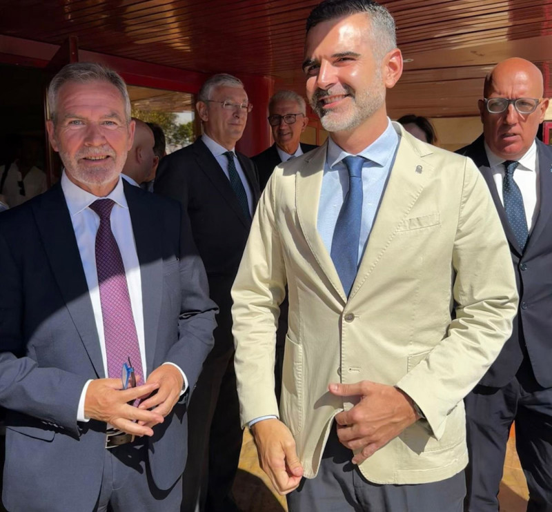 El presidente de la Autoridad Portuaria de Motril, José García, junto al consejero en funciones de Agricultura, Pesca, Agua y Desarrollo Rural de la Junta de Andalucía, Ramón Fernández-Pacheco (PUERTO DE MOTRIL)