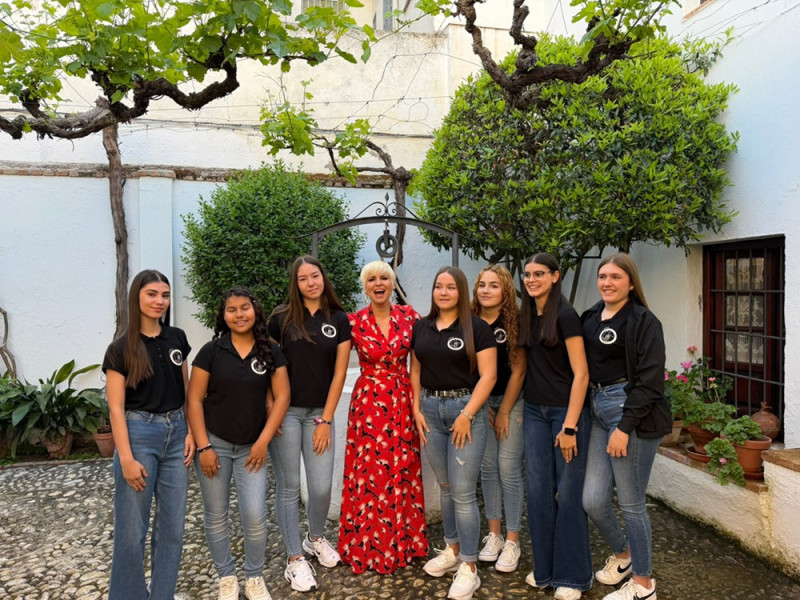 Pasión Vega junto a alumnas del IES Fernando de los Ríos (AYTO. FUENTE VAQUEROS) Pasión Vega junto a alumnas del IES Fernando de los Ríos (AYTO. FUENTE VAQUEROS)