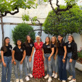 Pasión Vega junto a alumnas del IES Fernando de los Ríos (AYTO. FUENTE VAQUEROS)