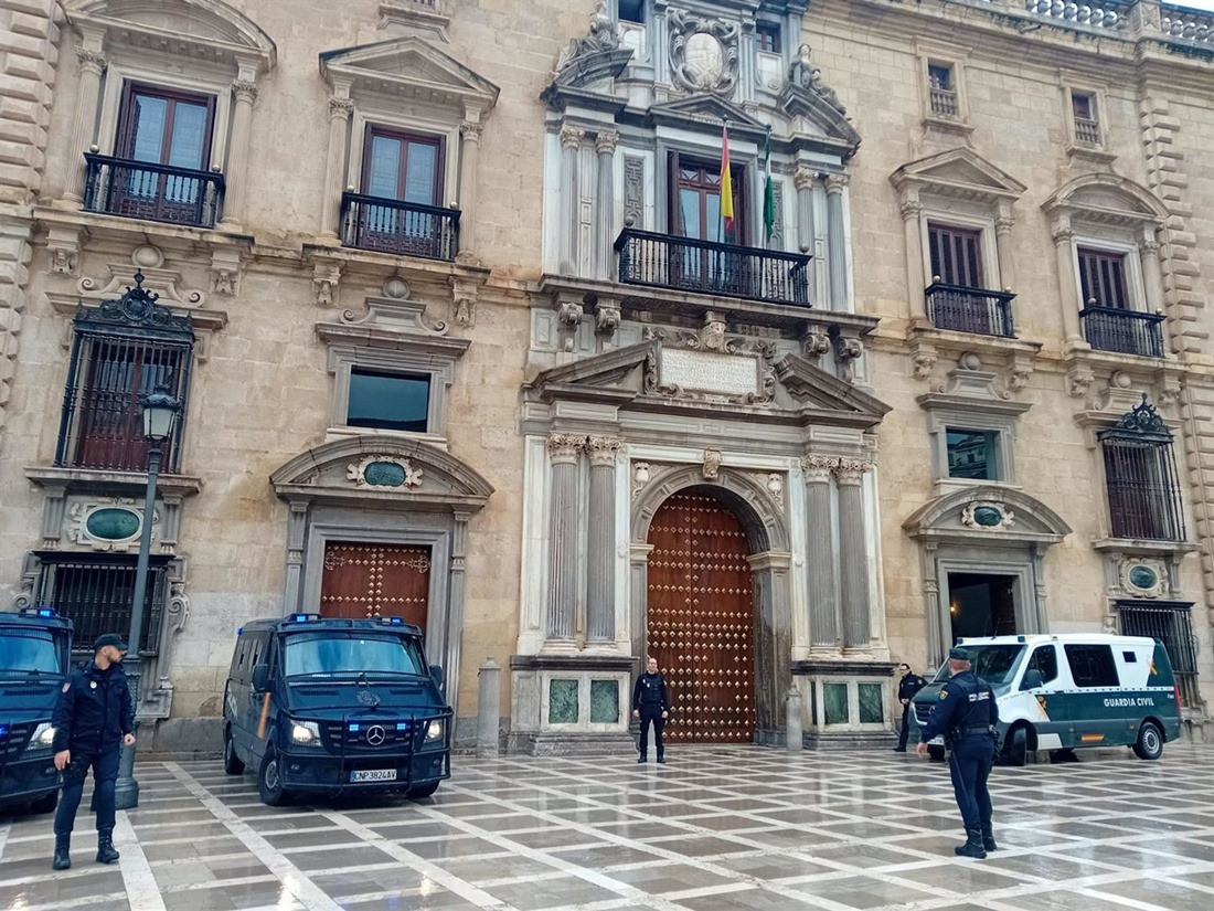 Varios furgones de la Policía Nacional en la Real Chancillería de Granada con motivo del juicio por el crimen de Atarfe (EUROPA PRESS)