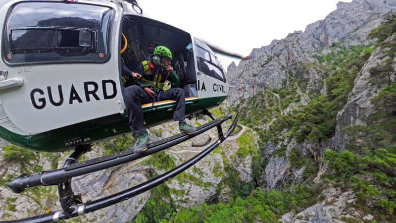 Helicóptero del Grupo de Rescate Especial de Intervención en Montaña (GREIM) de la Guardia Civil (GUARDIA CIVIL) Helicóptero del Grupo de Rescate Especial de Intervención en Montaña (GREIM) de la Guardia Civil (GUARDIA CIVIL)