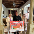 José María Gil Tamayo ha recibido el cupón de manos de la directora de la ONCE en Granada, Carmen Aguilera, y de la consejera territorial, Piedad Joyera (ONCE)
