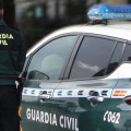 Un agente de la Guardia Civil junto a un vehículo oficial. Imagen de archivo (GUARDIA CIVIL)