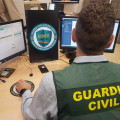 Agente de la Guardia Civil trabajando en un ordenador. Archivo (GUARDIA CIVIL)