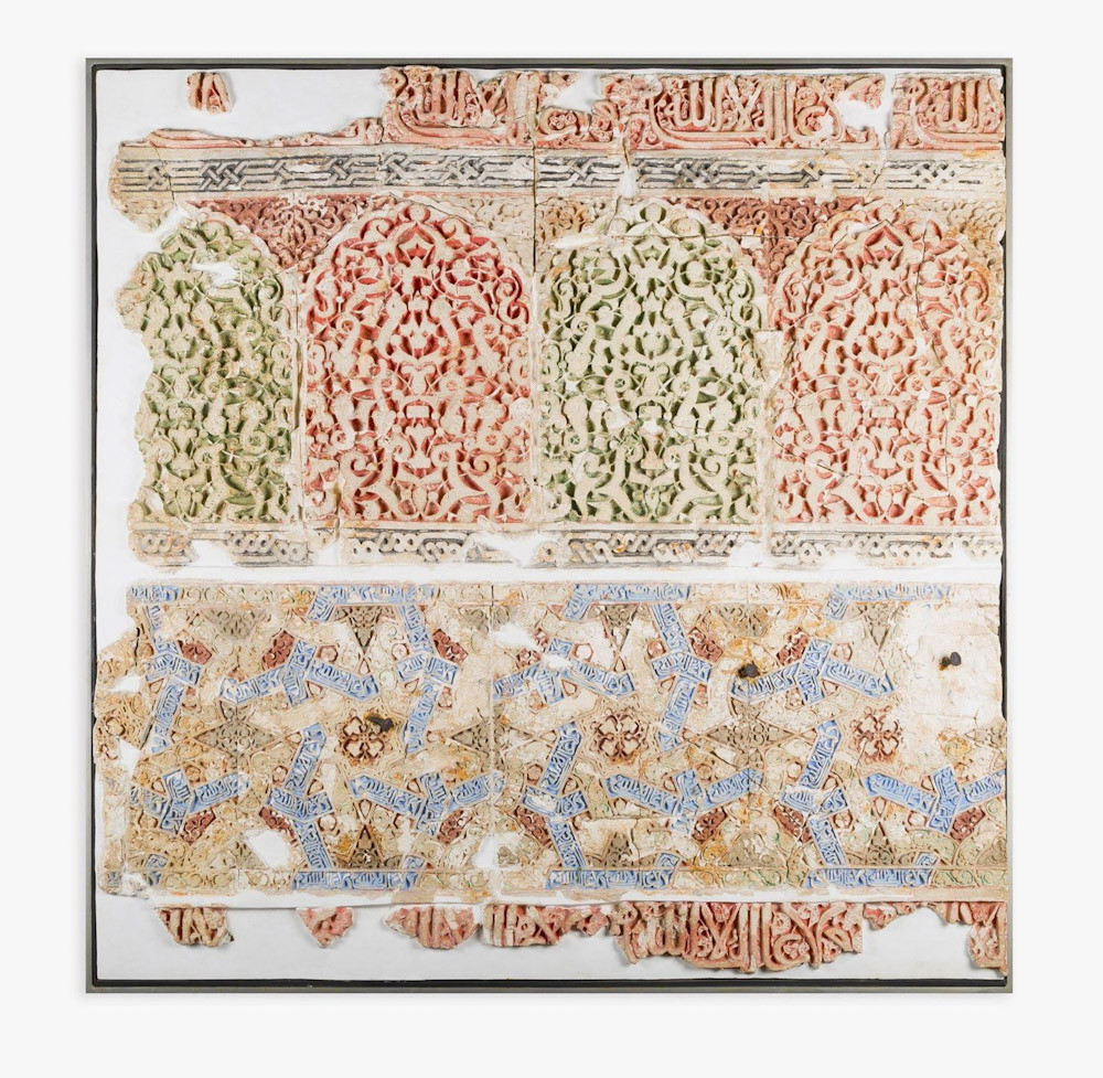 El Museo de la Alhambra ha prestado para la exposición un panel de yesería tallada y policromada del siglo XIII, procedente del mirador del Patio de la Acequia del palacio del Generalife (JUNTA / PATRONATO DE LA ALHAMBRA Y EL GENERALIFE)