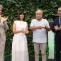 El presidente de la Diputación de Granada, Francis Rodríguez, ha entregado la distinción del Pozo de Plata 2026 al colectivo 'Comisión de los 33' (DIPUTACIÓN DE GRANADA)