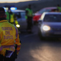 Un agente durante un control de la Guardia Civil (JESÚS HELLÍN / EUROPA PRESS)