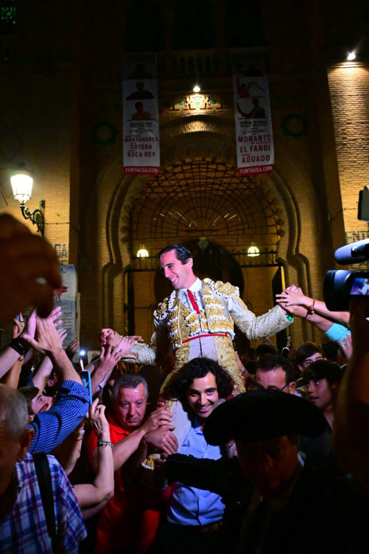 Juan Ortega sale a hombros de la Plaza de Toros de Granada (FUNTAUSA) Juan Ortega sale a hombros de la Plaza de Toros de Granada (FUNTAUSA)