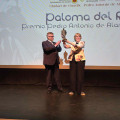 Paloma del Río recoge el premio (AYTO. GUADIX)