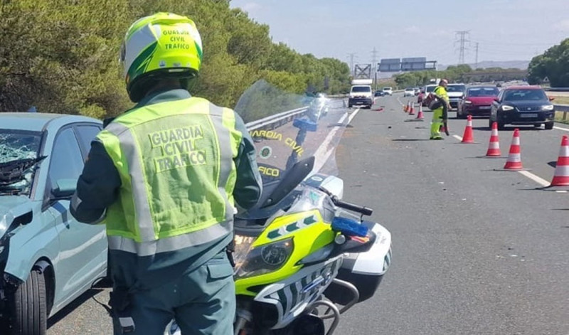 Agente de la Guardia Civil de Tráfico en un accidente (GUARDIA CIVIL) Agente de la Guardia Civil de Tráfico en un accidente (GUARDIA CIVIL)
