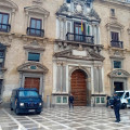 Varios furgones de la Policía Nacional en la Real Chancillería de Granada con motivo del juicio por el crimen de Atarfe. Archivo.