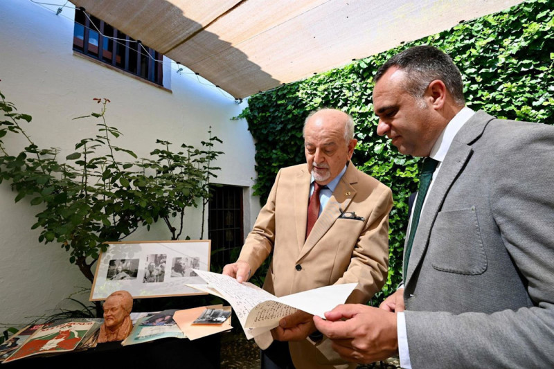 El presidente de la Diputación de Granada, Francis Rodríguez, y Francisco García Valverde, primo hermano de Juan de Loxa (DIPUTACIÓN DE GRANADA) El presidente de la Diputación de Granada, Francis Rodríguez, y Francisco García Valverde, primo hermano de Juan de Loxa (DIPUTACIÓN DE GRANADA)