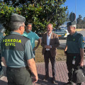 El presidente de la Autoridad Portuaria de Motril, José García Fuentes, junto a efectivos de la Guardia Civil (PUERTO DE MOTRIL)