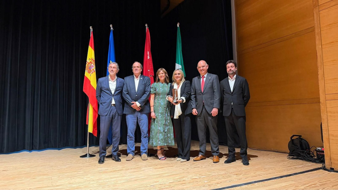La alcaldesa de Granada, Marifrán Carazo, recoge en nombre del Ayuntamiento la Escoba de Platino 2026 (AYUNTAMIENTO DE GRANADA)