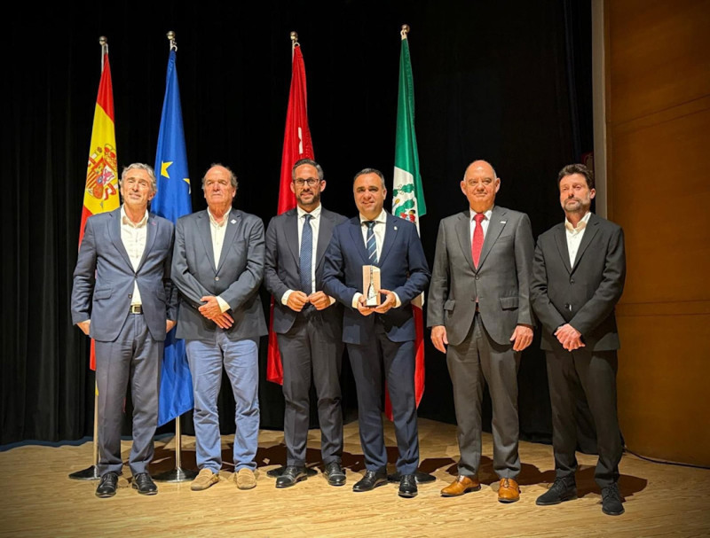 El presidente de la Diputación de Granada, Francis Rodríguez, recoge la Escoba de Platino a la gestión de la Ecocentral Granada (DIPUTACIÓN DE GRANADA) El presidente de la Diputación de Granada, Francis Rodríguez, recoge la Escoba de Platino a la gestión de la Ecocentral Granada (DIPUTACIÓN DE GRANADA)