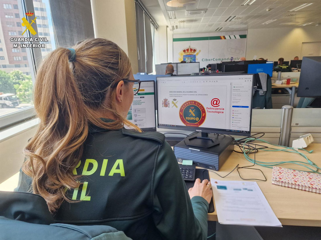 El Equipo @ de la CiberComandancia ha culminado la investigación sobre una estafa bancaria sufrida por un vecino de Granada, quien fue engañado mediante la técnica de suplantación de identidad telefónica y al que le sustrajeron 5.000 euros (GUARDIA CIVIL)