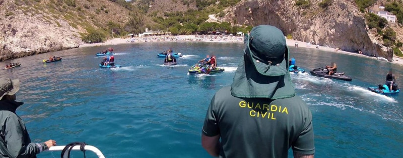 La Guardia Civil denuncia en Almuñécar a los pilotos de diez motos náuticas por navegar en el Paraje Natural Acantilados de Maro-Cerro Gordo (GUARDIA CIVIL)