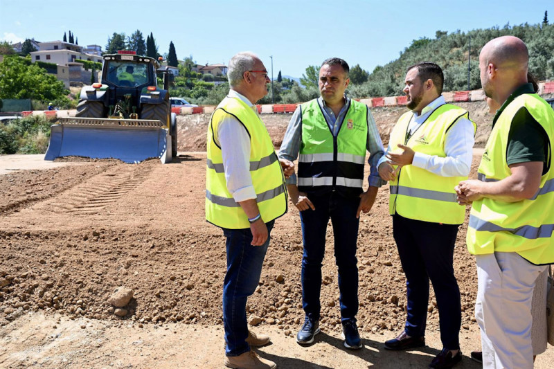 El presidente de la Diputación de Granada, Francis Rodríguez, visita las obras de construcción de la nueva glorieta que la institución ejecuta en la GR-3209 (DIPUTACIÓN DE GRANADA) El presidente de la Diputación de Granada, Francis Rodríguez, visita las obras de construcción de la nueva glorieta que la institución ejecuta en la GR-3209 (DIPUTACIÓN DE GRANADA)