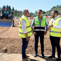 El presidente de la Diputación de Granada, Francis Rodríguez, visita las obras de construcción de la nueva glorieta que la institución ejecuta en la GR-3209 (DIPUTACIÓN DE GRANADA)