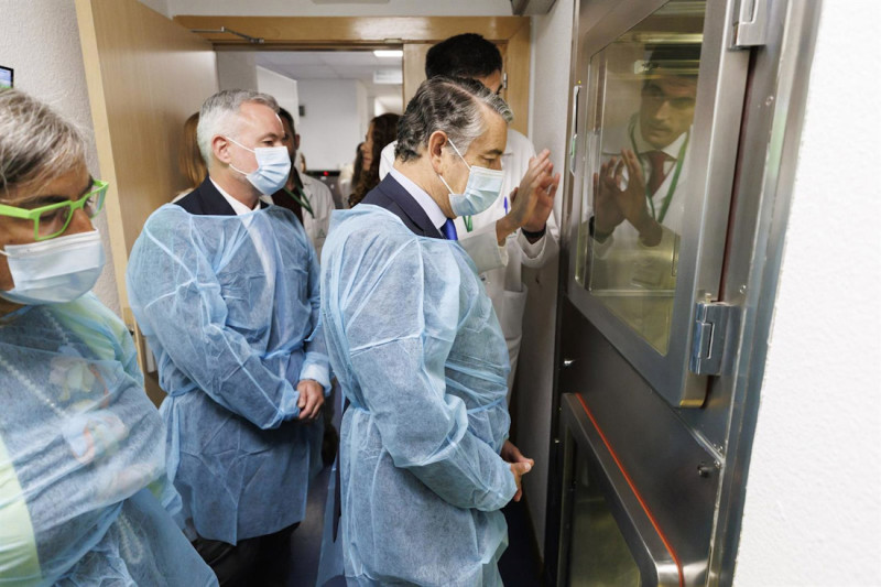 El consejero de Sanidad, Presidencia y Emergencias en funciones, Antonio Sanz (d), supervisa las instalaciones de la sala GMP y la Unidad Ensayos Clínicos del Hospital Virgen de las Nieves (ÁLEX CÁMARA/EUROPA PRESS) El consejero de Sanidad, Presidencia y Emergencias en funciones, Antonio Sanz (d), supervisa las instalaciones de la sala GMP y la Unidad Ensayos Clínicos del Hospital Virgen de las Nieves (ÁLEX CÁMARA/EUROPA PRESS)