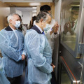 El consejero de Sanidad, Presidencia y Emergencias en funciones, Antonio Sanz (d), supervisa las instalaciones de la sala GMP y la Unidad Ensayos Clínicos del Hospital Virgen de las Nieves (ÁLEX CÁMARA/EUROPA PRESS)
