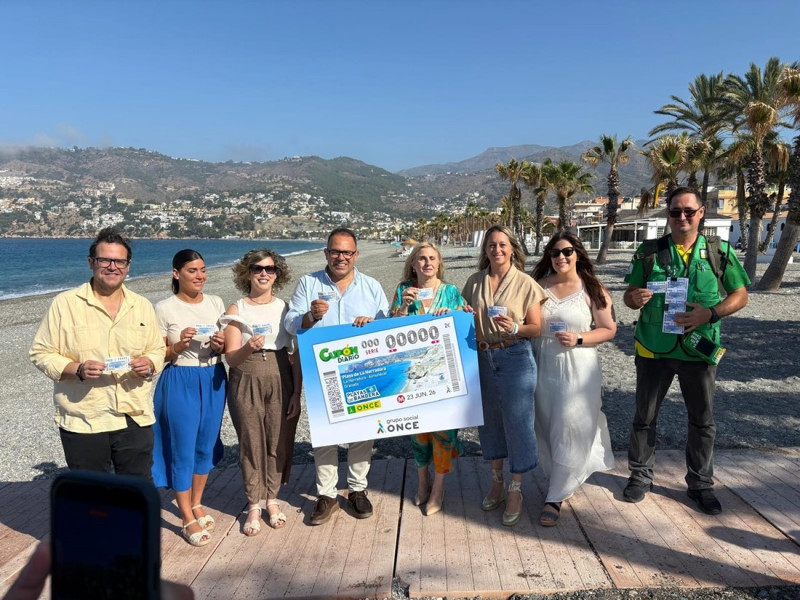 La directora de la ONCE en Granada, Carmen Aguilera, y la consejera territorial de la ONCE, Piedad Joyera, han presentado este martes la imagen de este cupón al alcalde de Almuñécar, Juan José Ruiz Joya (ONCE) La directora de la ONCE en Granada, Carmen Aguilera, y la consejera territorial de la ONCE, Piedad Joyera, han presentado este martes la imagen de este cupón al alcalde de Almuñécar, Juan José Ruiz Joya (ONCE)