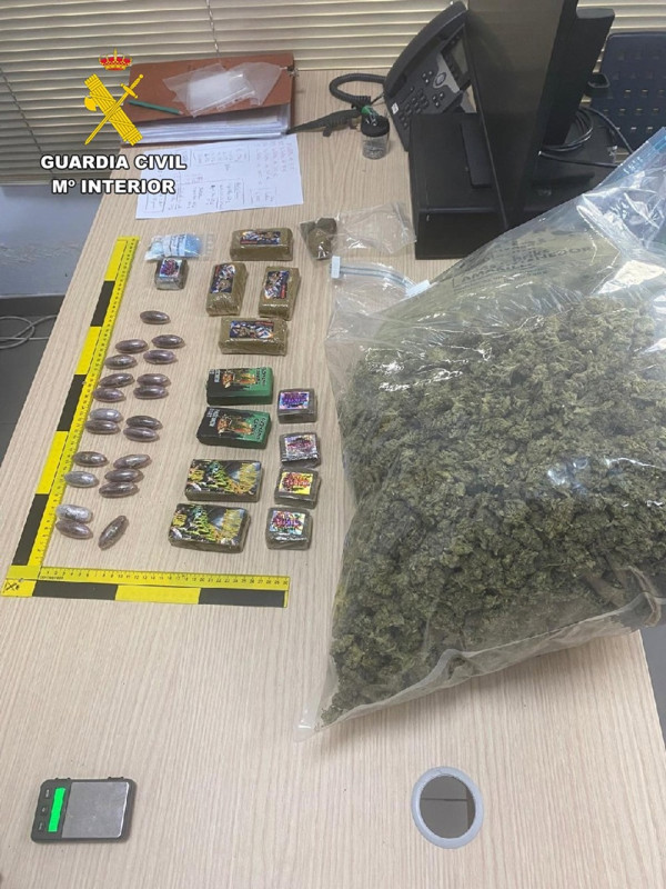 Droga intervenida en varios pisos de Otura (GUARDIA CIVIL) Droga intervenida en varios pisos de Otura (GUARDIA CIVIL)