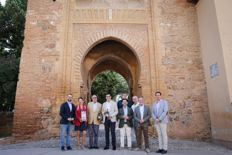 El director del Patronato de la Alhambra y Generalife, Rodrigo Ruiz-Jiménez, y el alcalde de Alcalá la Real, Antonio Marino Aguilera Peñalver, entre otros, durante la presentación de la iniciativa (JUNTA) El director del Patronato de la Alhambra y Generalife, Rodrigo Ruiz-Jiménez, y el alcalde de Alcalá la Real, Antonio Marino Aguilera Peñalver, entre otros, durante la presentación de la iniciativa (JUNTA)