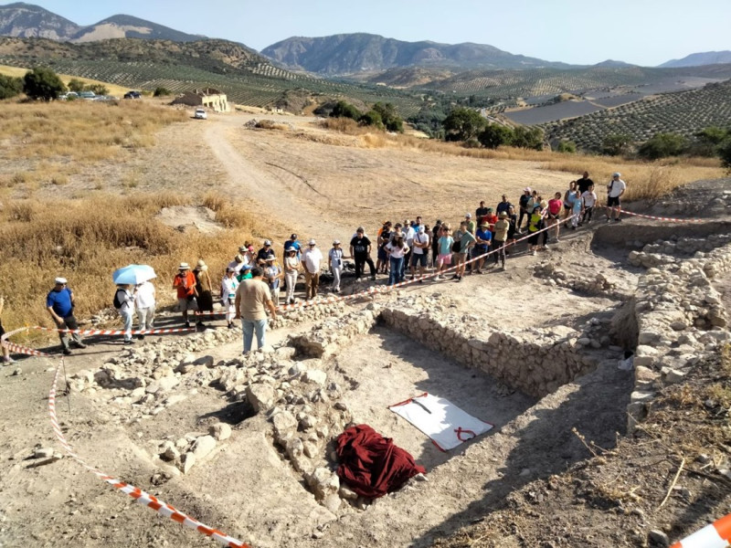 Imagen de la visita al yacimiento del Cerro de los Infantes en Pinos Puente (AYTO. PINOS PUENTE) Imagen de la visita al yacimiento del Cerro de los Infantes en Pinos Puente (AYTO. PINOS PUENTE)