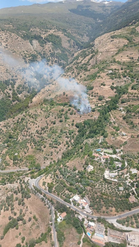 Imagen del incendio declarado el 17 de junio de 2026 en el paraje Las Hoyas del municipio granadino de Soportújar, durante cuyas tareas se halló el cadáver de un hombre de 89 años (PLAN INFOCA) Imagen del incendio declarado el 17 de junio de 2026 en el paraje Las Hoyas del municipio granadino de Soportújar, durante cuyas tareas se halló el cadáver de un hombre de 89 años (PLAN INFOCA)