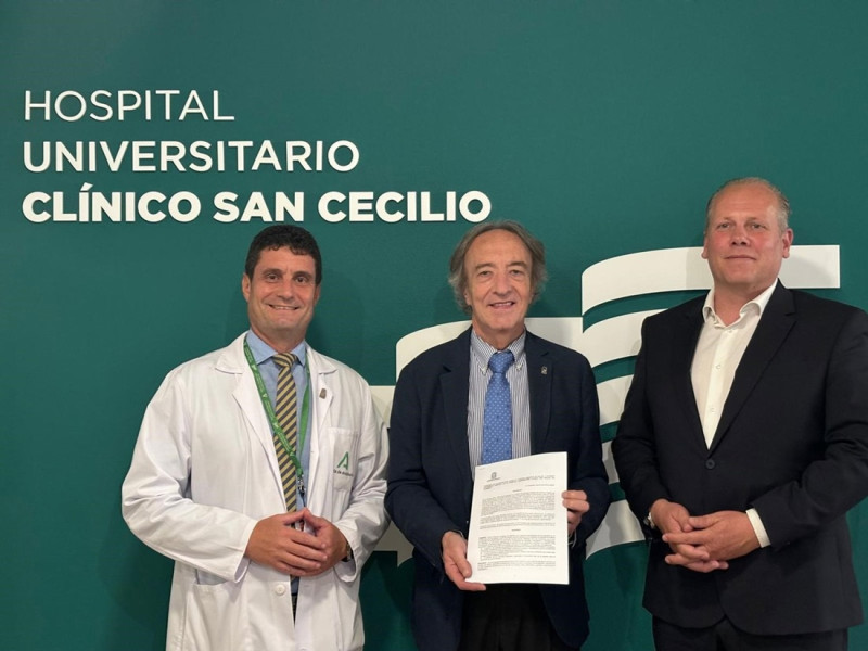 La firma del convenio ha contado con la presencia del delegado territorial de la Consejería de Salud y Consumo en Granada, Indalecio Sánchez-Montesinos (JUNTA)