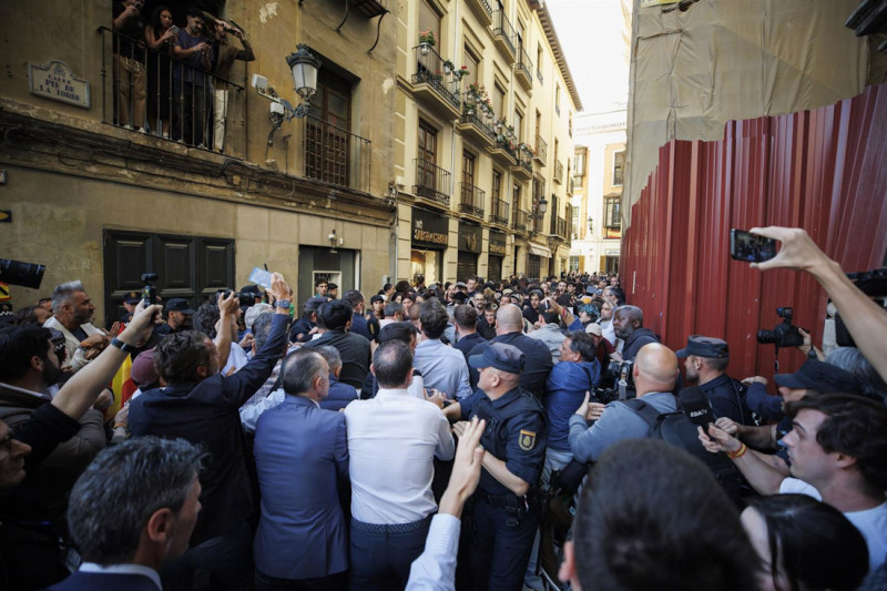 Altercados al comienzo del mitin de Vox en la Plaza de las Pasiegas. A 16 de abril de 2026 en Granada (ÁLEX CÁMARA - EUROPA PRESS) Altercados al comienzo del mitin de Vox en la Plaza de las Pasiegas. A 16 de abril de 2026 en Granada (ÁLEX CÁMARA - EUROPA PRESS)