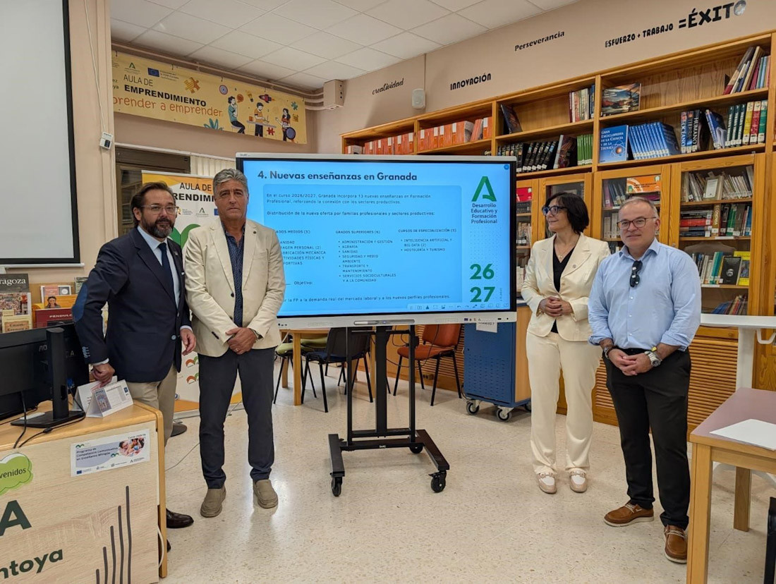 El delegado de la Junta de Andalucía en Granada, Antonio Granados, acompañado de la delegada de Desarrollo Educativo y Formación Profesional, María José Martín, ha presentado este viernes en Baza la oferta de FP para el curso 2026/2027 (JUNTA)
