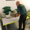 Agente junto a la droga intervenida en un club de Almuñécar ((GUARDIA CIVIL)